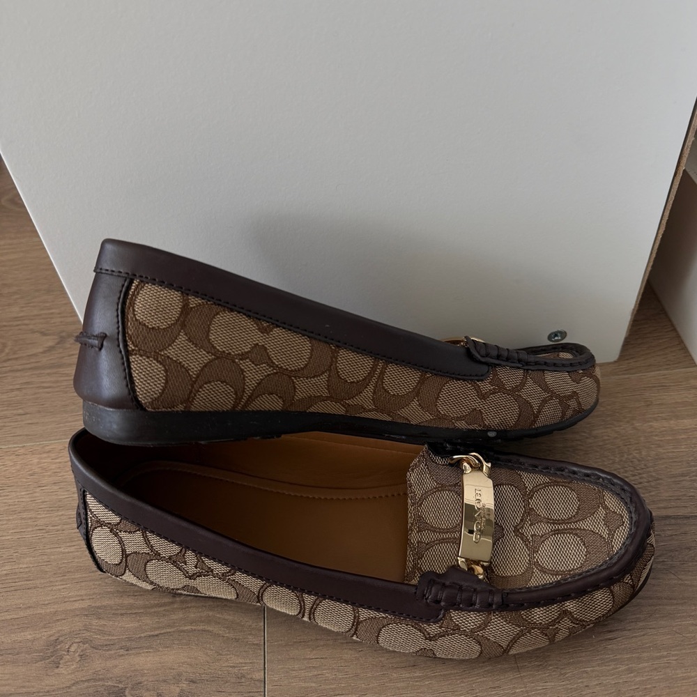 COACH Brown Monogram Loafers with Gold Accent

SIZE: 8.5